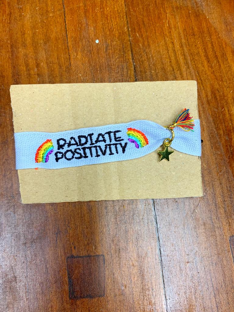 Braccialetto ricamato personalizzato "radiate positivity"