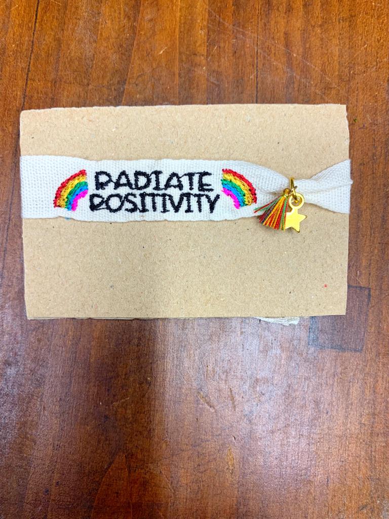 Braccialetto ricamato personalizzato "radiate positivity"
