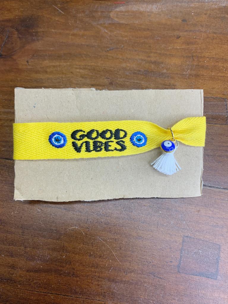 Braccialetto ricamato personalizzato "good vibes" con pendenti