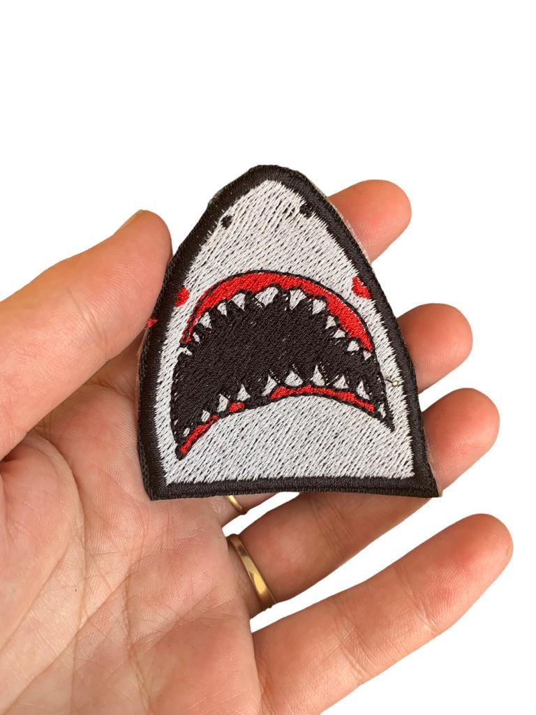 Marbet Patch Termoadesiva Ricamata | Testa Di Lupo Grigio E Blu 8x8 Cm | Applicazione A Ferro Per Abbigliamento Streetwear