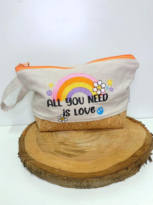 Pochette trapezio canapa naturale e sughero ricamata "all you need is love"