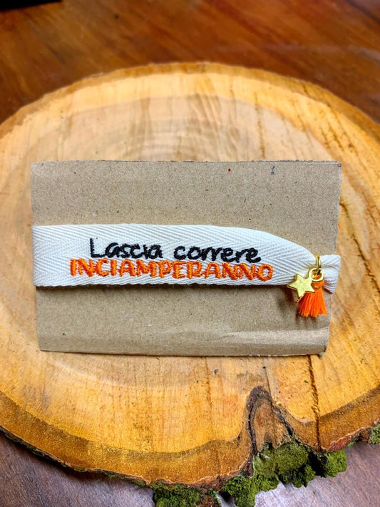 Braccialetto ricamato personalizzato "lascia correre"