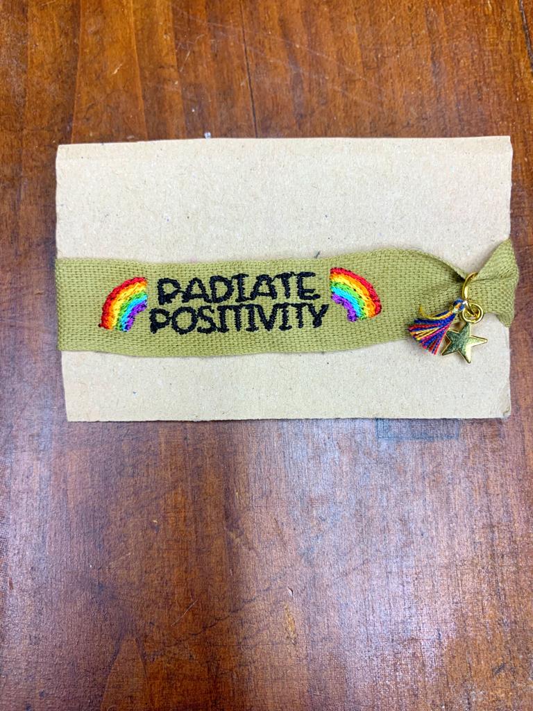 Braccialetto ricamato personalizzato "radiate positivity"