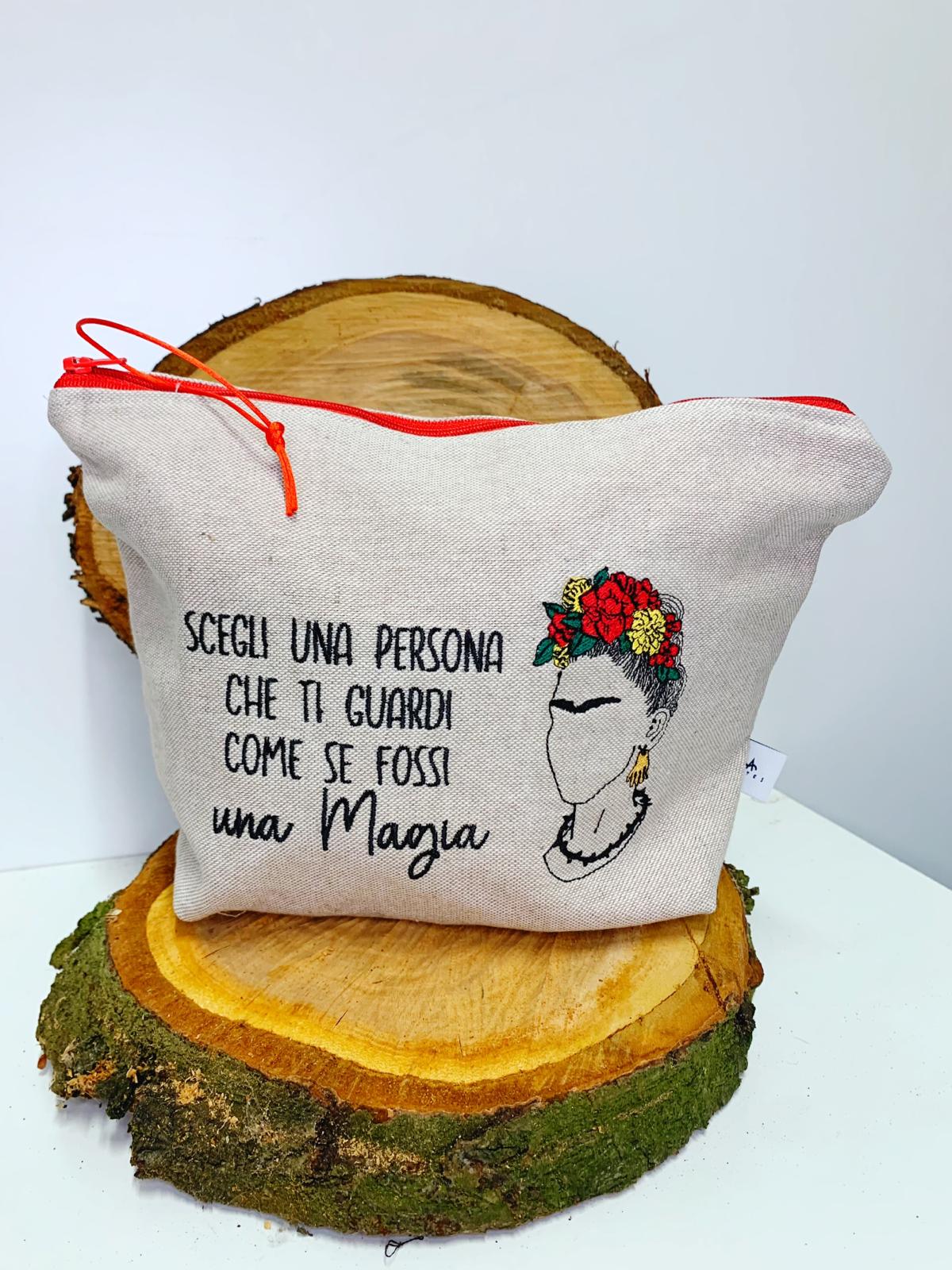 Pochette trapezio ricamata "come se fossi magia"