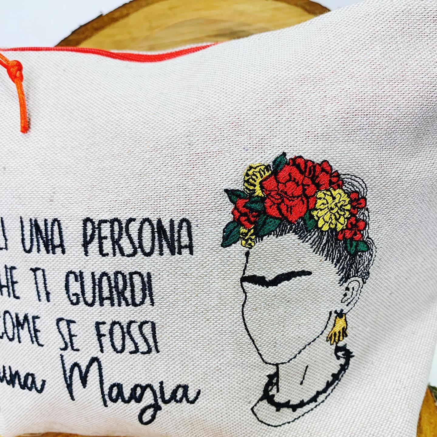 Pochette trapezio ricamata "come se fossi magia"