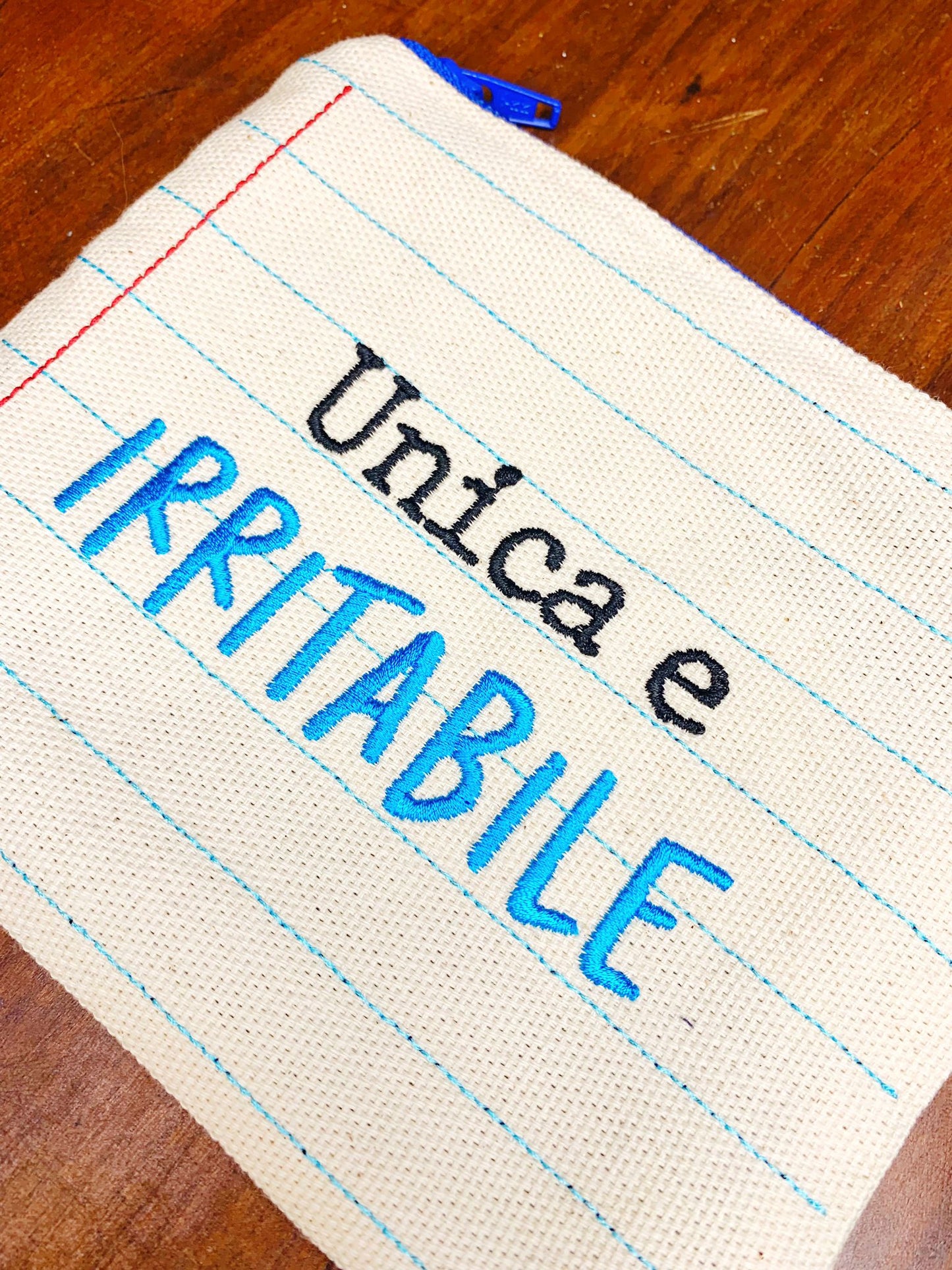 Pochette ricamata quaderno "Unica e irritabile"