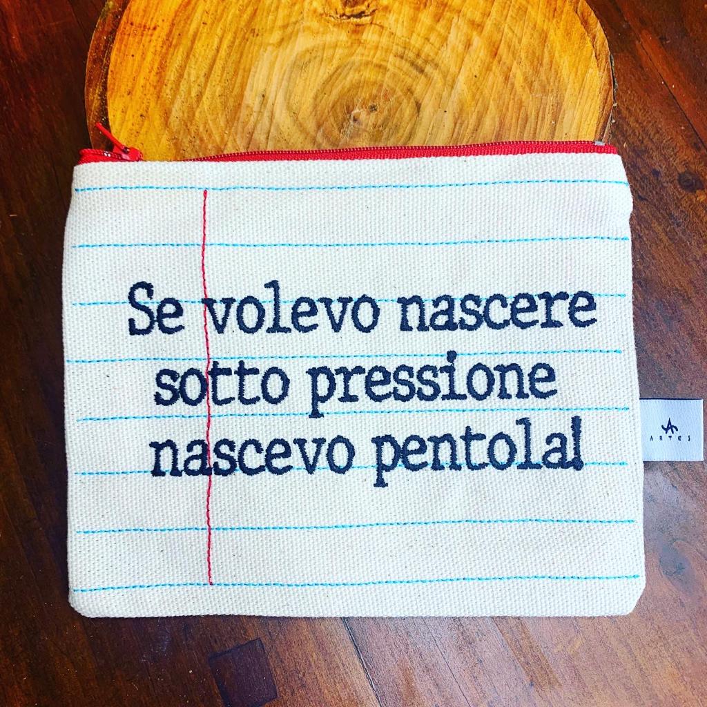 Pochette ricamata quaderno "Se volevo nascere sotto pressione"