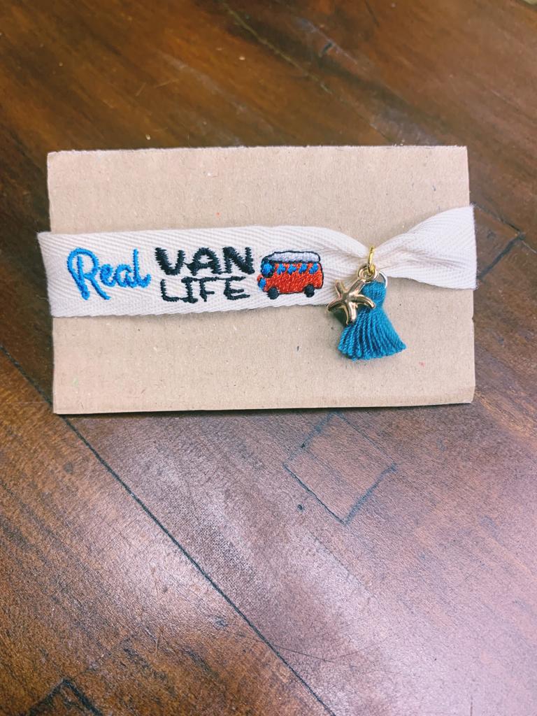 Braccialetto ricamato personalizzato "real van life" con pendenti