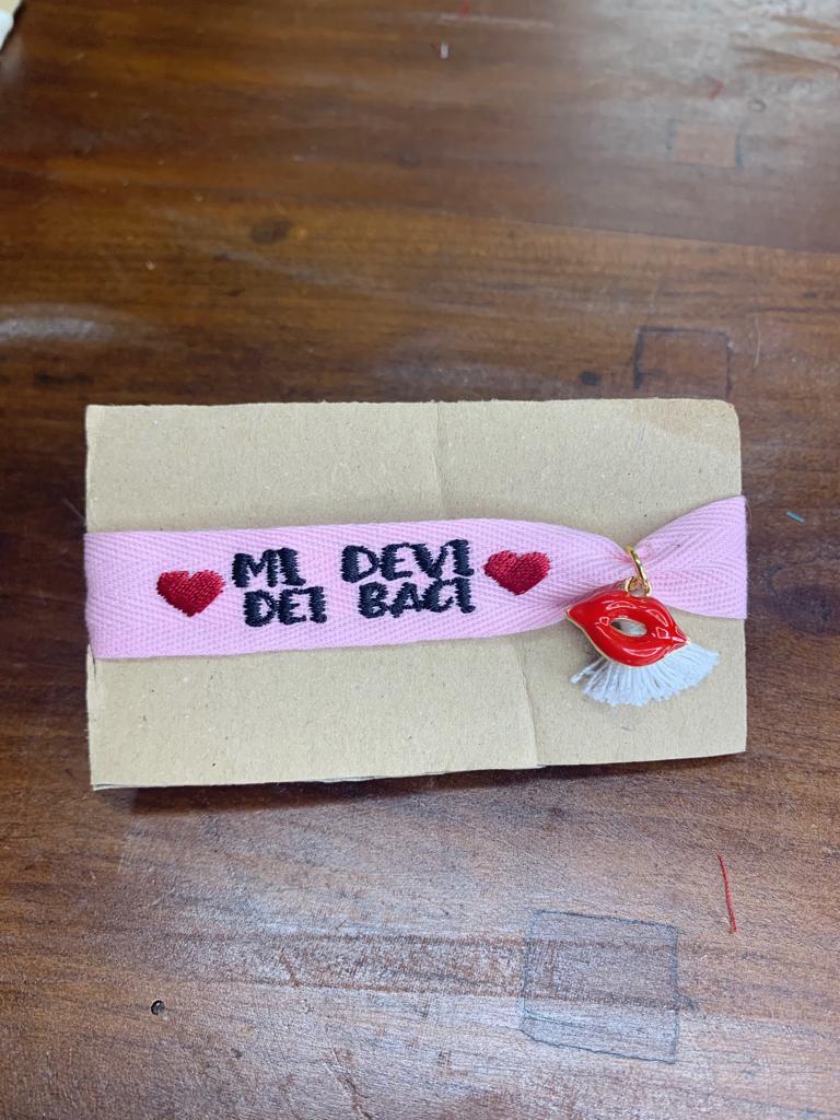 Braccialetto ricamato personalizzato "mi devi dei baci" con pendenti